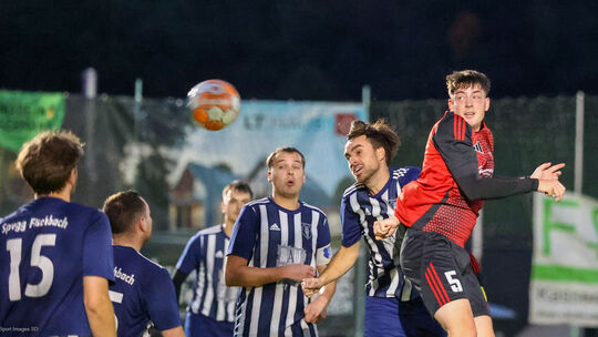 Die Spvgg Fischbach (blaue Trikots) könnte bei optimalem Verlauf ihrer restlichen neun Partien noch an die Tür zu den Aufsiegssp