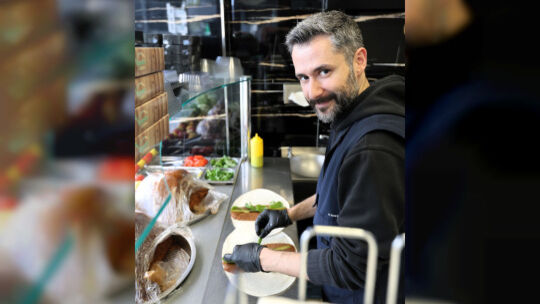 Murat Bilgie ist der Chef vom „Cigköfte" in Neuwied.