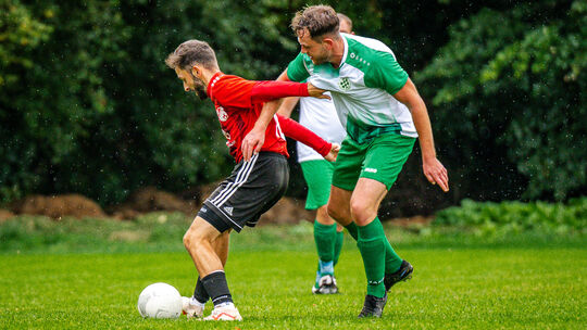 Im Hinspiel in Belg trennten sich die SG Hunsrückhöhe (rechts mit Edgar Bitter) und der SV Blankenrath II (mit Lukas Wagner) 2:2