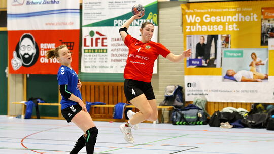 Im Hinspiel fertigte Kastellaun/Simmern (rechts Dzenana Jogic) die Trierer Miezen mit 23:17. Allerdings verletzten sich damals d