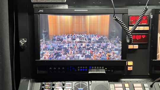 Mehr als 200 Mitwirkende sind auf dem Technikmonitor auf der Seitenbühne des Mainzer Staatstheaters auszumachen: Beim Osterproje