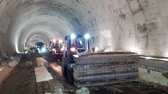 Nach dem Abbau des Bahngleises sind im aufgeweiteten Fachinger Tunnel eine Vielzahl von Baufahrzeugen unterwegs. Ab 15. Mai soll