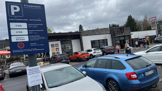 Bisher stimmen die offiziellen Öffnungszeiten des Parkplatzes an Sonntagen nicht mit den Öffnungszeiten der Bäckerei (im Bildhin