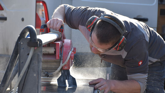Florian Larscheid aus Insul an der Ahr ist seit 2025 als Fliesen-, Platten- und Mosaiklegermeister selbstständig und nach sechs