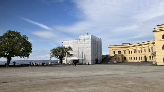 Das Haus, in dem das Restaurant Casino oben in der Festung Ehrenbreitstein ist, ist derzeit verhüllt.