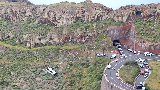 Bus stürzt auf Kanareninsel Böschung hinab
