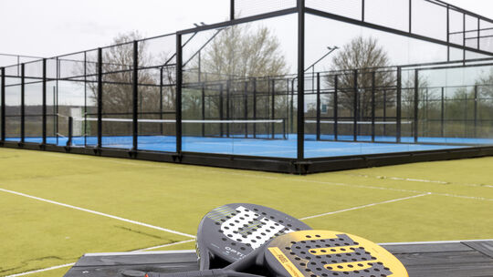 Am Wiesensee besteht jetzt die Möglichkeit, dem Trendsport Padel nachzugehen. Den Nutzern wird mit "Padel Guidelines" erklärt, w