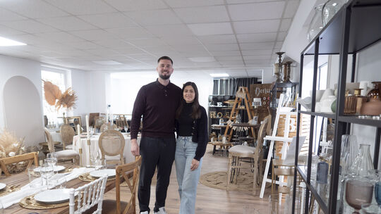 Ruven und Eduarda Kopp in ihrem Showroom – hier beraten sie auch Hochzeitspaare für die Ausstattung ihrer Feier.