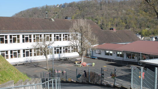 Die Freiherr-vom-Stein-Grundschule ist inzwischen räumlich zu eng geworden, ähnliche Probleme gibt es in der Enst-Born-Schule. D