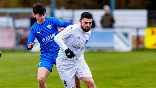 Der 19-jährige Panzweilerer Jonas Ahlert (in Blau) wird den FC Emmelshausen-Karbach nach der Saison verlassen, ihn zieht es in d