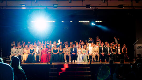 Feier in der Hunsrückhalle: 73 Abiturienten des Herzog-Johann-Gymnasiums Simmern brechen auf zu neuen Ufern.