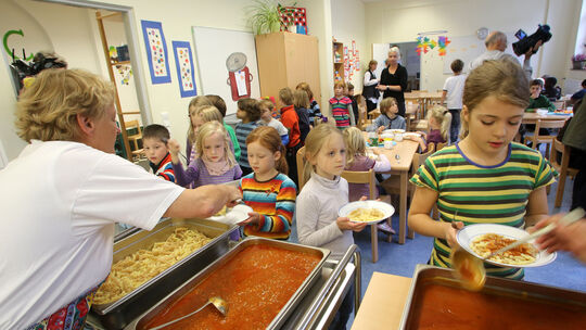 Symbolfoto: Schüler einer Ganztagsschule bekommen ihr Mittagessen.