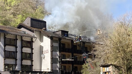 Den Unterkunftstrakt des Hotels Weißmühle in Cochem hat ein Brand schwer beschädigt. Doch schon am Samstag eröffnet der Familien