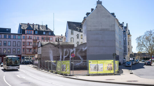 Auf dem Dreiecksgrundstück zwischen Gartenstraße und dem Stich der Andernacher Straße (rechts) in Koblenz-Lützel soll ein markan