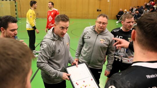 HCK-Trainer Julian Vogt (mit Taktiktafel in der Hand), sieht die Aufgabe in Welling keinesfalls als Selbstläufer an. Er wird abe HCK-Trainer Julian Vogt (mit Taktiktafel in der Hand), sieht die Aufgabe in Welling keinesfalls als Selbstläufer an. Er wird abe