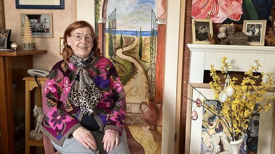 Marlene Klütsch liebt es farbig. Überall in ihrer Wohnung hängen ihre selbstgemalten, bunten Kunstwerke.