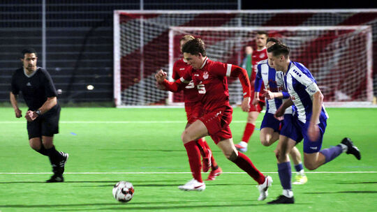 Da war Immendorfs Jan Bruker (rotes Trikot) auf und davon. Ob es an den neuen Schuhen lag, dass die Gäste der EGC Wirges um Kapi