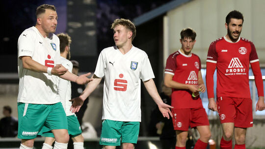 Unnötige Gegentore: Die Mülheimer um Torschütze Pascal Steinmetz (links, weißes Trikot) und Paul Heuser (zweiter von links) hatt