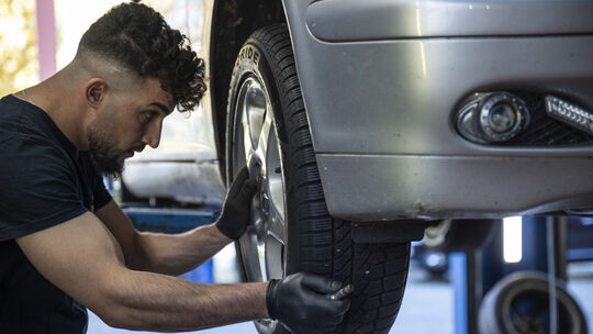 Bei den Betriebsgründungen liegt landesweit der Wirtschaftszweig "Handel, Instandhaltung und Reparatur von Kraftfahrzeugen" vorn