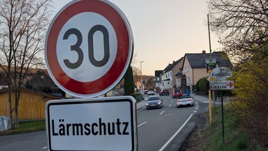 Schilder weisen auf die Geschwindigkeitsbegrenzung hin, die seit diesem Frühling in Steineroth durchgängig gilt.