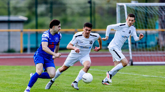 Der ehemalige Karbacher Tim Niemczyk (links) hatte großen Anteil am 3:1-Sieg des FC Metternich beim Vorletzten SG Viertäler Ober