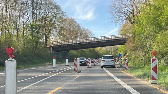 An diesen Anblick haben sich Autofahrer schon gewöhnt: Die Bauarbeiten an der Brücke zum Himmelfeld begannen im März 2025.