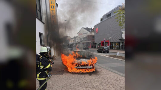 Der Motorraum des Pkw stand in Flammen, der Fahrer hatte den Wagen zuvor unverletzt verlassen können und den Notruf gewählt.