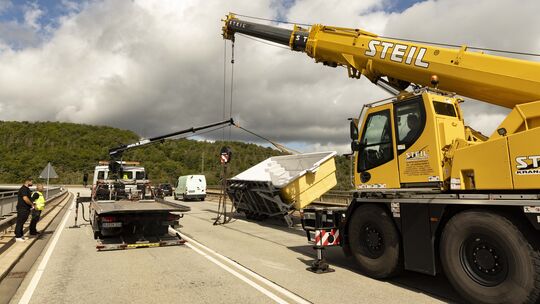 Der Transport eines Swimmingpools auf einem Anhänger wurde auf der Weiberswoogbrücke im September 2025 jäh gestoppt. Das in Fahr