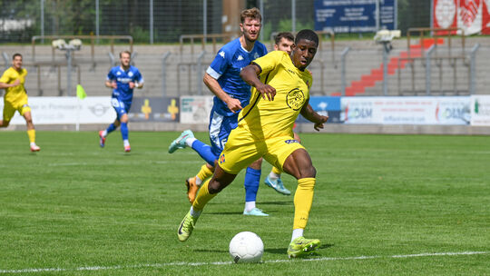 Nazif Tchadjei (gelbes Trikot, hier in der Partie gegen den FK Pirmasens) ist bei den Schängeln nach langer Verletzungspause wie