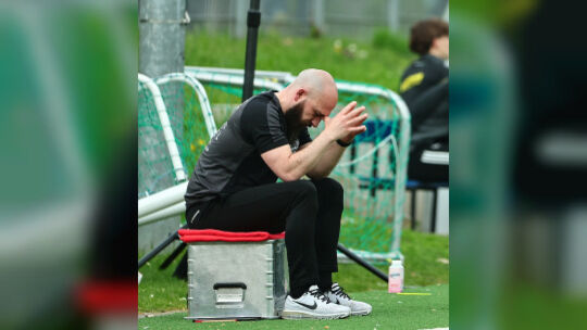 Regungslos saß Rot-Weiss-Coach Fatih Cift auf seinem Koffer. Seine Mannschaft hatte es gegen den FC Hertha Wiesbach versäumt, de