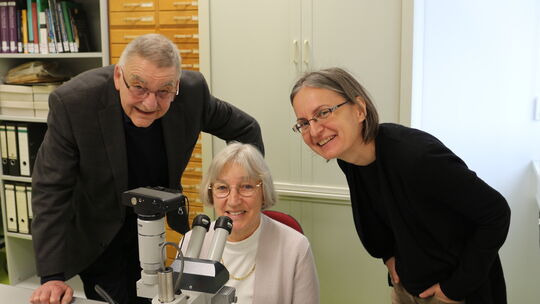 Sie freuen sich über die eindeutigen Funde aus Odernheim: Archäobotanikerin Margarethe König (Mitte) mit Michael Matheus und Mar