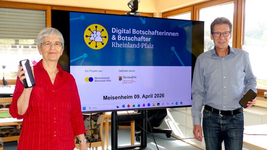 Marianne Gorin aus Meisenheim und Dietmar Igel aus Odernheim, Digitalbotschafter der VG Nahe-Glan, möchten Senioren Hilfestellun