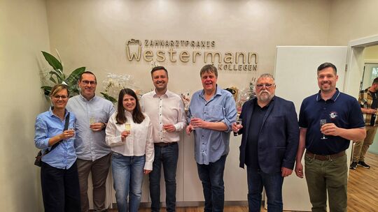 Viel Zuspruch aus Politik, Medizin und Öffentlichkeit gab es zur Eröffnung der neuen Zahnarztpraxis Westermann & Kollegen in Kir