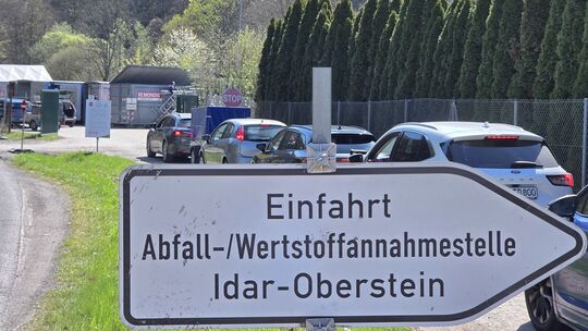 Lange Warteschlangen bildeten sich am Samstag an der Abfallannahmestelle am Almerich.