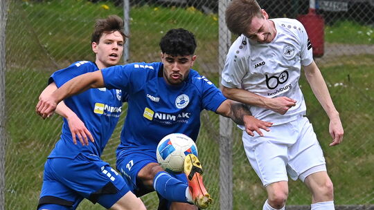 Wissens Leandro Fünfsinn (in Blau, am Ball), der erst im Winter kam und trotz Muskelfaserriss immerhin schon vier Tore erzielt h