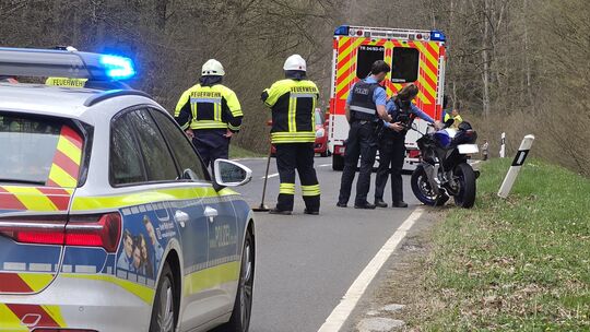 Polizei und Feuerwehr sicherten die Unfallstelle ab.