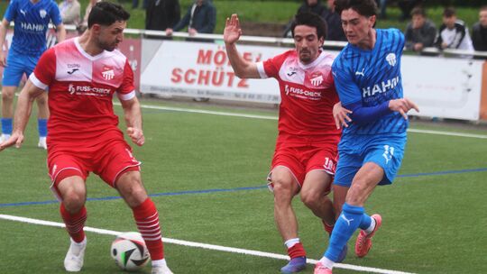 Emmelshausen-Karbachs Linus Wimmer (rechts) wird im Strafraum von Nico Theisinger und Giorgi Tkemaladze gebremst. Wimmer und sei