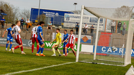 Und wieder lieg die Kugel im Kasten des SC Idar-Oberstein. Sechsmal schlug der FK Pirmasens zu. Die Idarer Niklas Baus, Kevin Kr