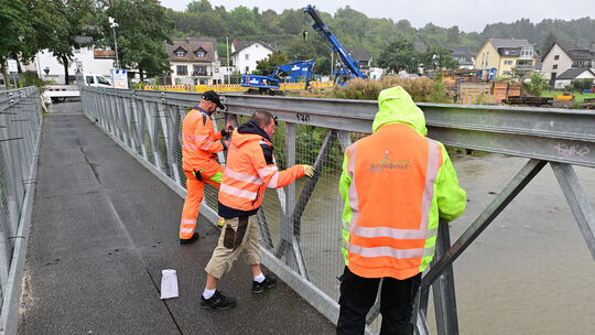 Anfang September 2025 montierten die Mitarbeiter des Betriebshofs der Stadt provisorische Fangzäune an der Brücke. Damit reagier
