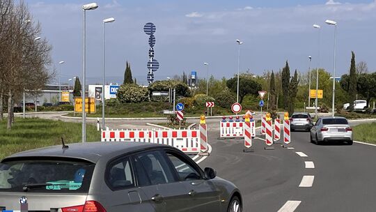 Das Innere des Kreisverkehrs B428/Bosenheimer Straße ist komplett gesperrt. Die Bypässe bleiben befahrbar.