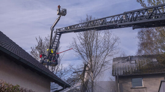 Von gleich zwei Auslegern aus bekämpfen Feuerwehrleute den Brand.