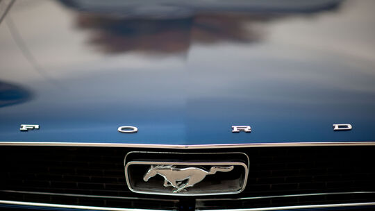 Ein blauer Ford Mustang aus den 60er Jahren (Symbolbild).