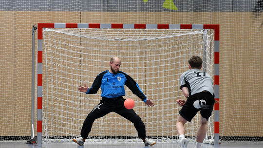 Mann des Abends in der Sporthalle Silberau: Hier fischt Keeper Dennis Schwerdt einen Wurf des Hunsrückers Valentin Strauß weg.