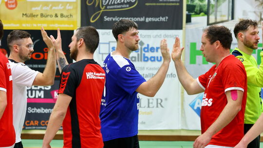Die HSG Wittlich um ihren Torjäger Kai Lißmann (in Blau) durfte sich nach dem 37:20-Sieg bei der HSG Kastellaun/Simmern II (rech