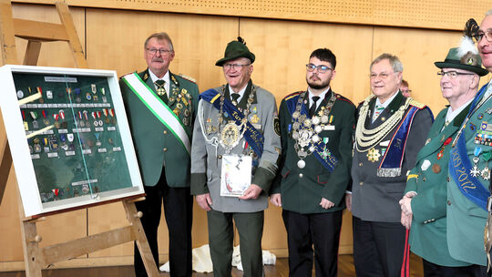 Das Geschenk von Manuel Geissler (2. von rechts) an die EGS: Abzeichen der vergangenen Großveranstaltungen.