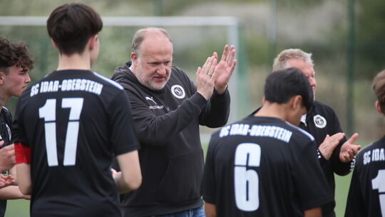 SC-Coach Wolfgang Krins beglückwünscht seine C-Junioren-Mannschaft für den 5:1-Sieg gegen Heltersberg und stimmt sie auf das Ver