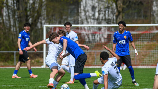Gegen den neuen Tabellenführer der DFB-Nachwuchsliga, den SSV Ulm, war für die U17 der TuS Koblenz (blaue Trikots) nichts zu hol