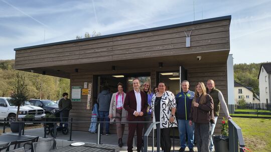 Einen dicken Haken können die Stadt Sinzig und Bürgermeister Andreas Geron (Mitte) an das Wiederaufbauprojekt Minigolfanlage mac