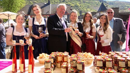 Pfirsichblütenfee Annabell und Stadtbürgermeister Walter Schmitz begaben sich zusammen mit den Weinmajestäten und Marktbesuchern