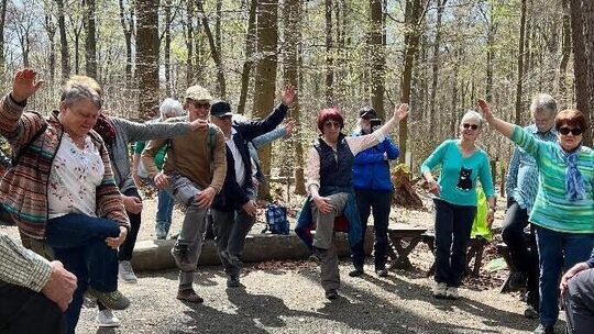 Jörg Henning leitete die Wanderer bei verschiedene Aktivitäten an - eine schöne Idee, die Frohsinn mit sinnvoller Bewegung verei
